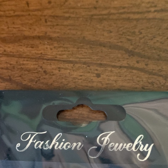 *Clearance-Final* NWT Royal Deluxe Fashion Jewelry Ice Gray Dangle Earrings - Picture 2 of 4